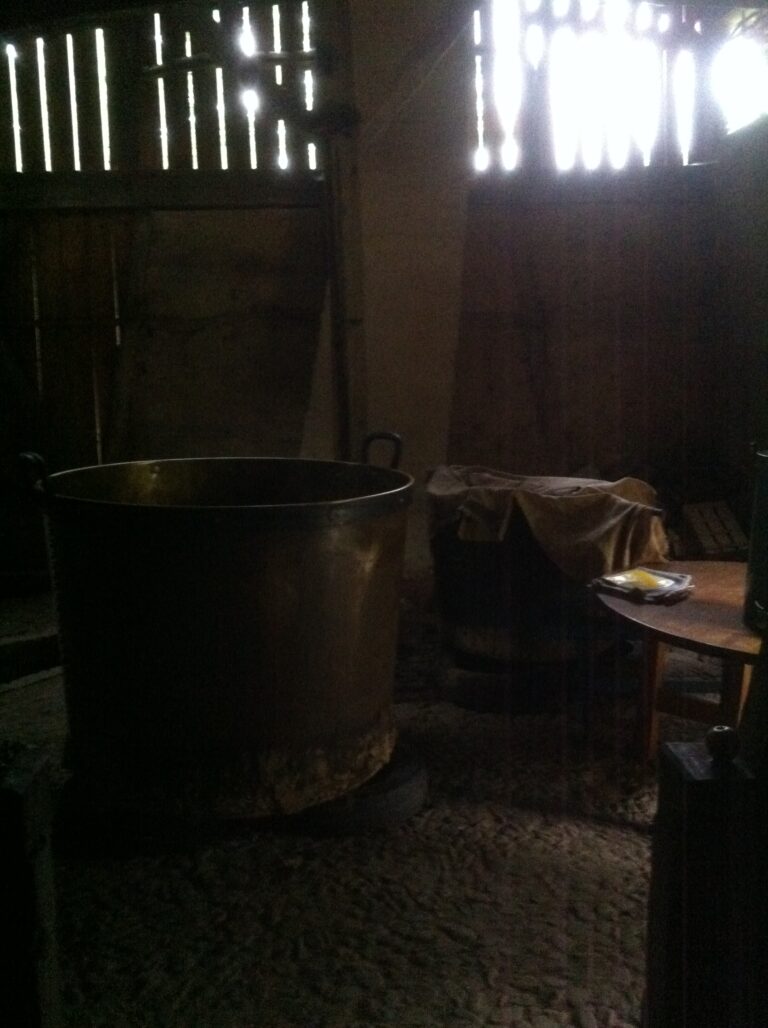 Sfeerfoto van het interieur van de twee vakwerkhuizen in Honthem, waar de stokerij is.