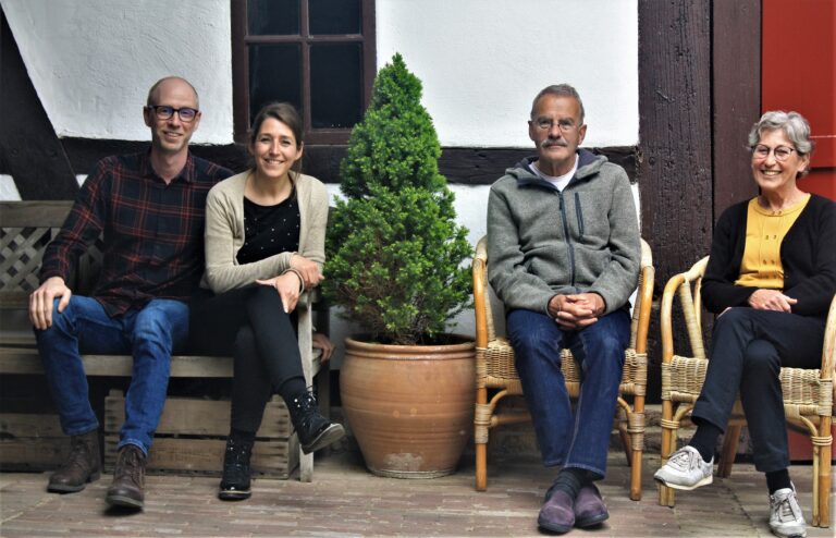 De twee generaties stroopstokers De Koulen op de binnenplaats v.l.n.r.: Rik en Annemarie Steinschuld- Franssen en Hans en Julienne Franssen-Kerckhoffs.